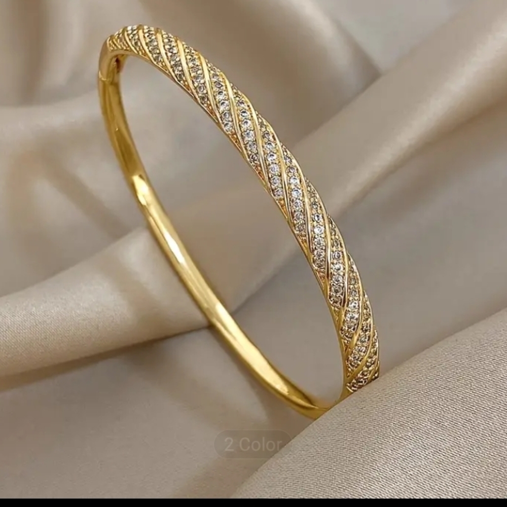 NEW! 18K Gold Plated Classy Elegant Diamond Women's Bangle Bracelet